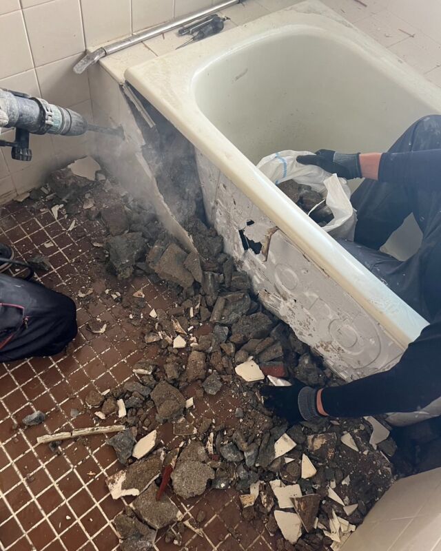 ここの浴槽FRPでは無く
鋳物だったので
めちゃくちゃ重くて大変でした💦  ■施工事例一覧
https://mra-inc.jp/  #MRA
#広島リフォームの匠
#リフォーム匠
#塗装
#リノベーション
#広島リフォーム
#内装工事
#屋根塗装
#外壁塗装の匠
#防水工事
#ビル改修
#ビル修繕
#店舗改装
#店舗リフォーム
#ビルメンテナンス
#修繕工事
#ペットリフォーム
#屋根工事
#SDGs
＃広島外壁塗装の匠
#art
#dog
#love
#happy
#petreform
#follow
#reform
#renovation
#japan