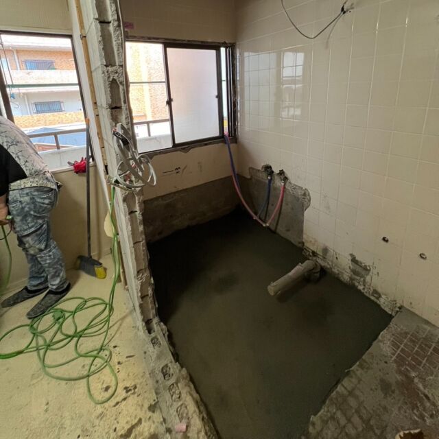 高さ下げるために
削り直して
左官も
やり直し💦  壁も切って取りました💦  どんな風呂に・・・・・・・  ■施工事例一覧
https://mra-inc.jp/  #MRA
#広島リフォームの匠
#リフォーム匠
#塗装
#リノベーション
#広島リフォーム
#内装工事
#屋根塗装
#外壁塗装の匠
#防水工事
#ビル改修
#ビル修繕
#店舗改装
#店舗リフォーム
#ビルメンテナンス
#修繕工事
#ペットリフォーム
#屋根工事
#SDGs
＃広島外壁塗装の匠
#art
#dog
#love
#happy
#petreform
#follow
#reform
#renovation
#japan