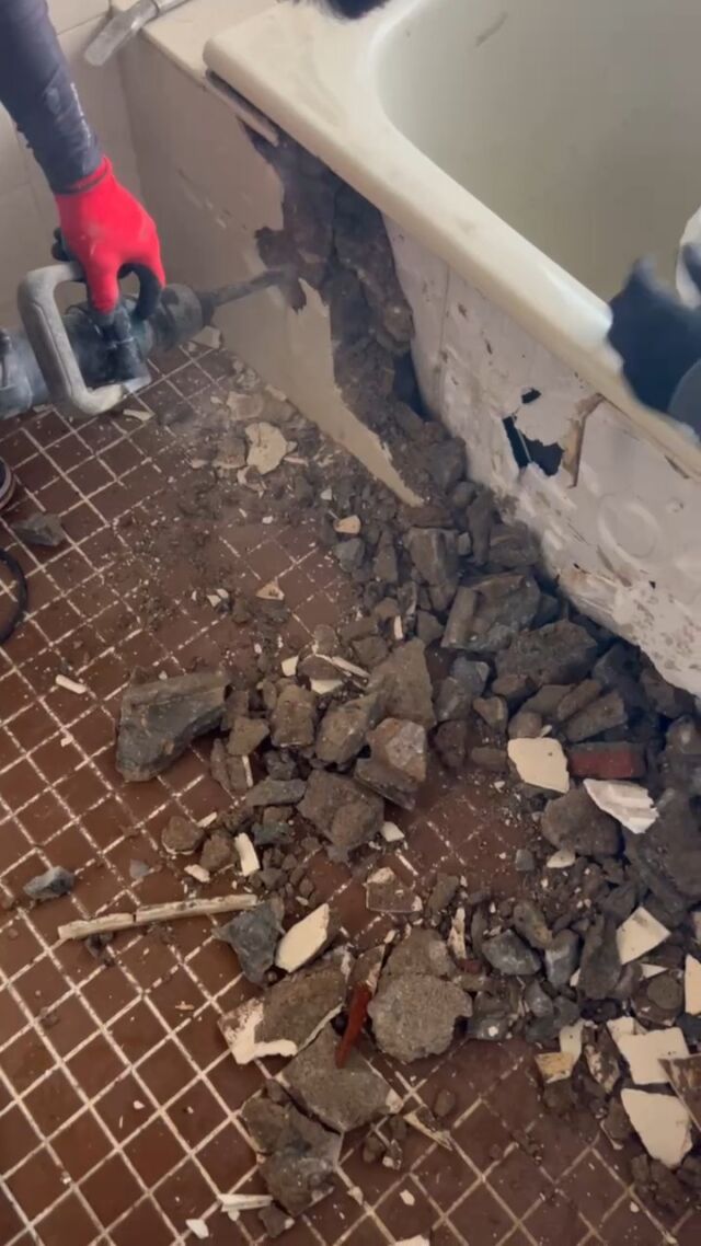 お風呂解体中～💪  ■施工事例一覧
https://mra-inc.jp/  #MRA
#広島リフォームの匠
#リフォーム匠
#塗装
#リノベーション
#広島リフォーム
#内装工事
#屋根塗装
#外壁塗装の匠
#防水工事
#ビル改修
#ビル修繕
#店舗改装
#店舗リフォーム
#ビルメンテナンス
#修繕工事
#ペットリフォーム
#屋根工事
#SDGs
＃秋
#art
#dog
#love
#happy
#petreform
#follow
#reform
#renovation
#japan